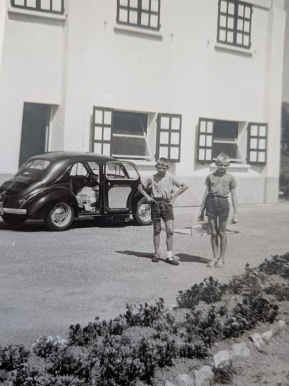 N163 Tamié Symons avec sa radio avec son copain Guibourt 1965