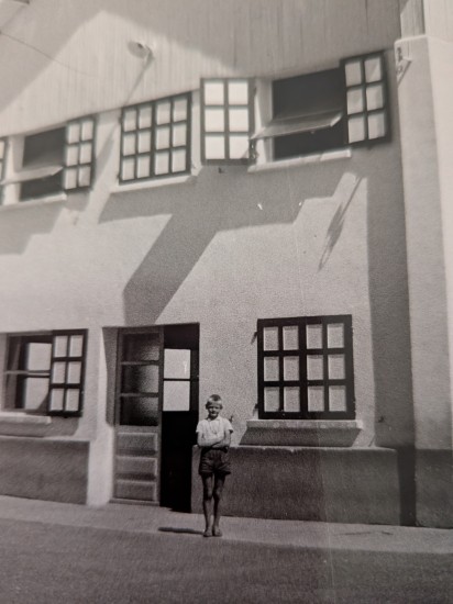 N164 Tamié jean-luc  Symons devant notre bâtiment moderne avec ses fenêtres basculante 1964