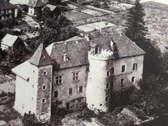 N165 Mercury château de Chevron XIV (qui a caché des juifs pendant la guerre )